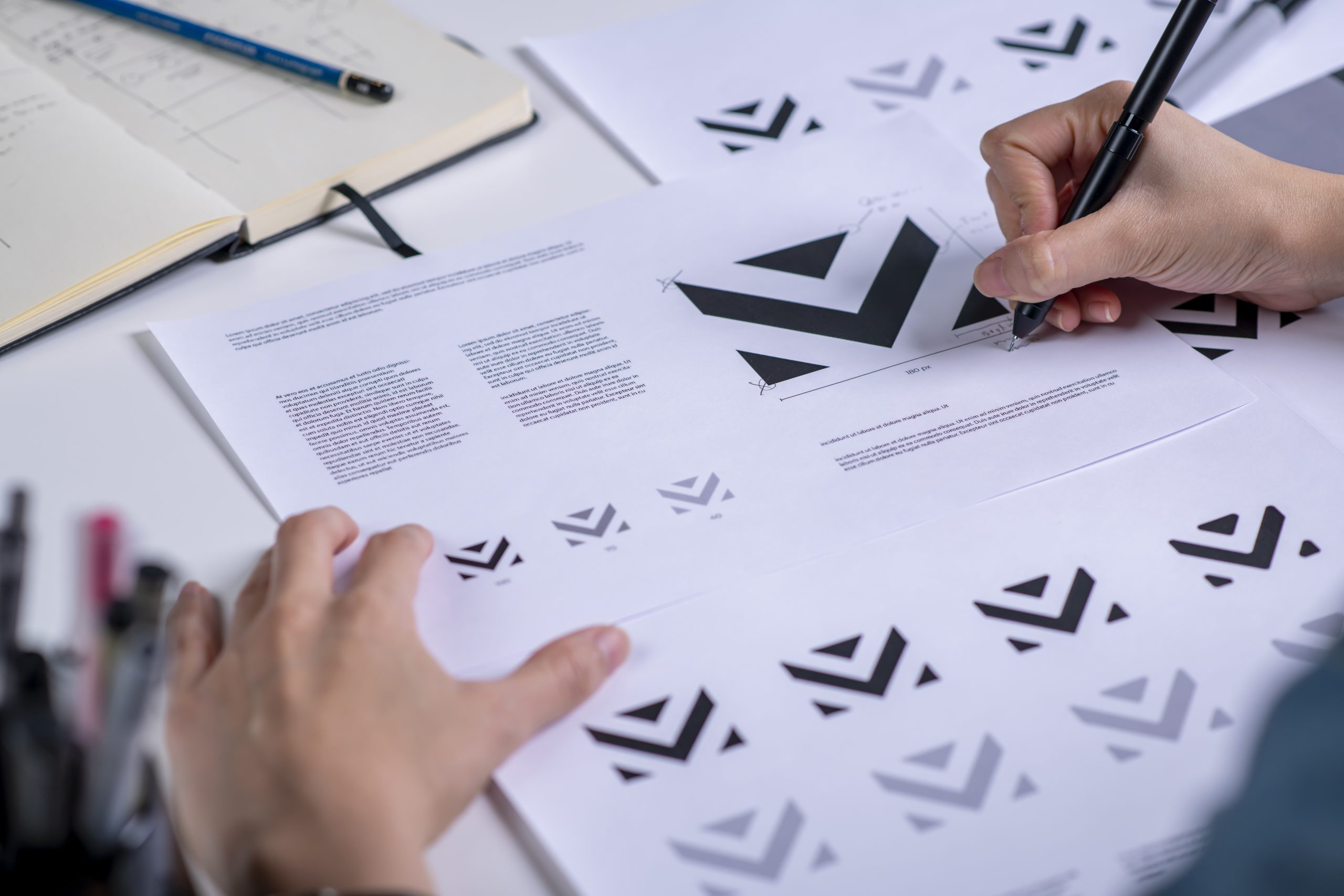 diseno-de-logotipo-de-bocetos-de-dibujo-de-disenador-grafico-el-concepto-de-una-nueva-marca-ocupacion-creativa-profesional-con-idea