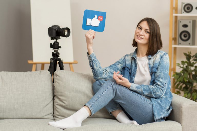 hermosa-mujer-grabando-para-blog-personal